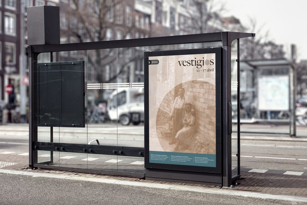 Graphic application of the identity of Vestigios. Poster in a bus stop.
